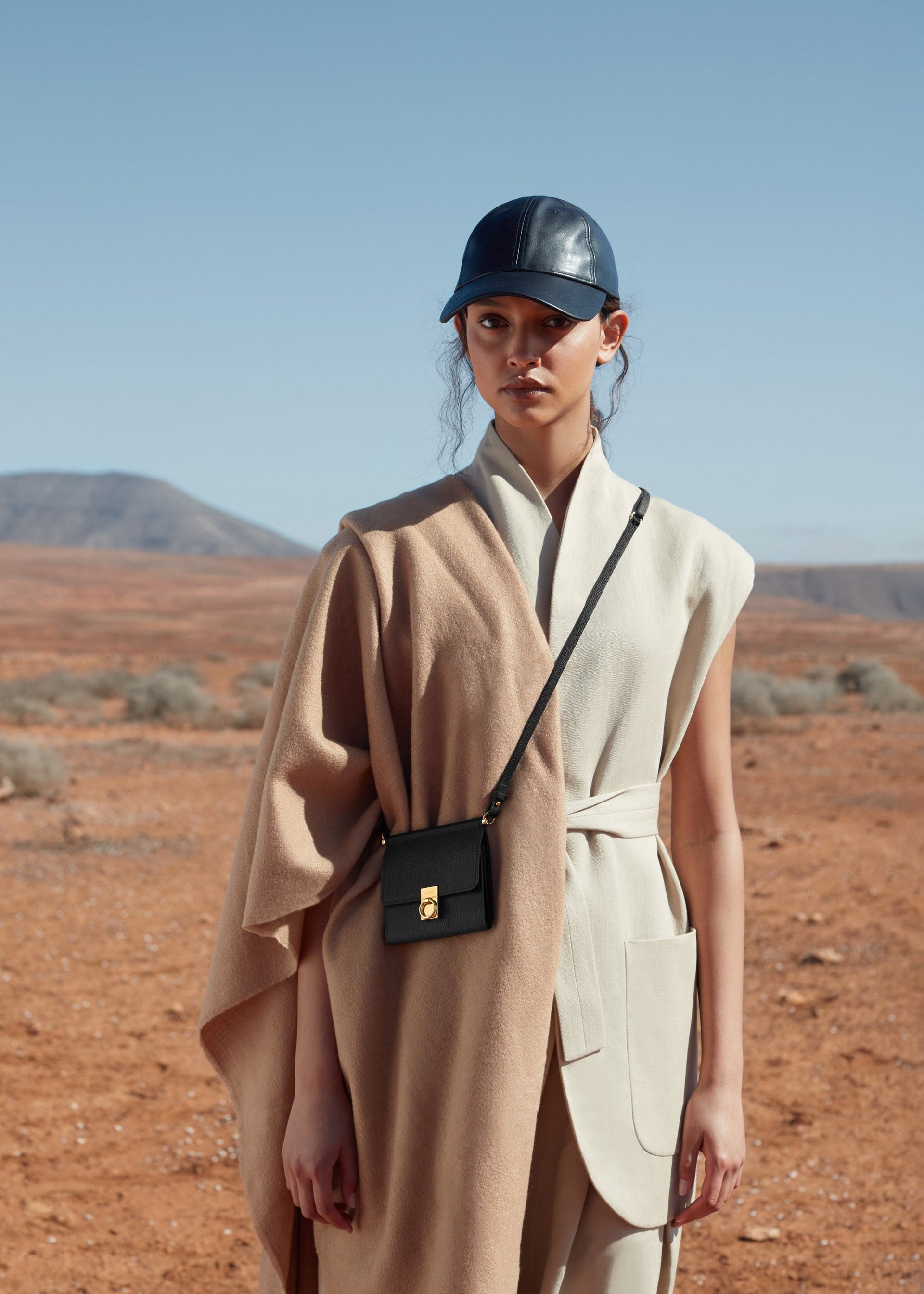 Portafoglio Numéro Sept con Tracolla - Nero Granulata